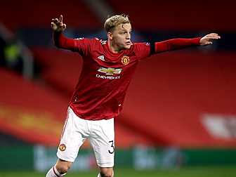 'Van de Beek gives United a di...